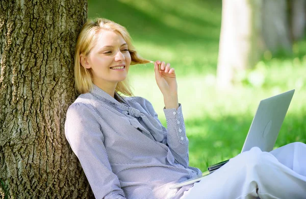 Lány dolgozik-val laptop Park ül a fű. Oktatási technológia és az internet fogalma. Természeti környezet office. Előnyök a szabadban dolgozik. Laptop munka szabadban sovány fa nő. Perc relax — Stock Fotó