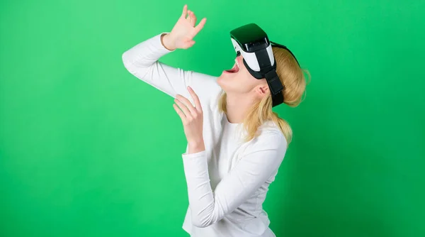 Virtuális valóság szemüveg izgatott mosolygó üzletasszony. Szép nő, játszani a játékot, virtuális valóság szemüveg. VR valóság. — Stock Fotó