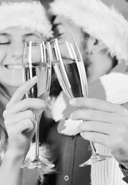 Mister e Missis Claus seguram copos de champanhe, de perto — Fotografia de Stock