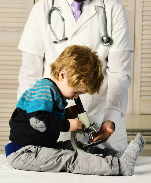 Koncepcja dzieciństwa, nauki i edukacji medycznej. Chłopak robi eksperymenty. — Zdjęcie stockowe