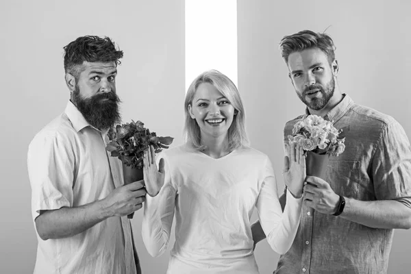 Mannen concurrenten met boeketten bloemen proberen meisje veroveren. Meisje glimlachend verwerpen geschenken. Uit de betrekkingen. Feminisme concept. Vrouw die lacht verwerpen beide mannelijke partners. Populaire meisje veel mannen aandacht krijgen — Stockfoto