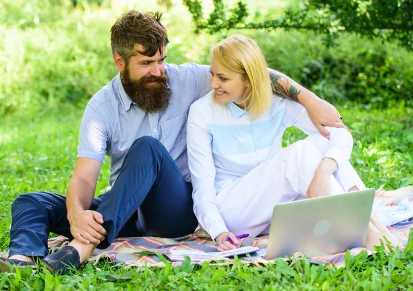 Pareja en el amor o trabajo en familia freelance. Negocios online modernos. Concepto de beneficio de vida independiente. Cómo equilibrar la vida independiente y familiar. Pareja de jóvenes pasan el ocio al aire libre trabajando con el ordenador portátil —  Fotos de Stock