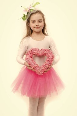 Çocuk gülümseme ile üzerine beyaz izole pembe kalp çelenk