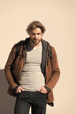 Sakallı, sakalsız, sarı saçlı maço.