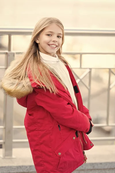 Дівчина з милою посмішкою і довгим світлим волоссям в куртці — стокове фото