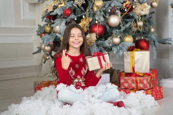 Small happy girl at christmas. Happy new year. The morning before Xmas. New year holiday. Christmas. Kid enjoy the holiday. little child girl likes xmas present. Watching Christmas presents — Stock Photo, Image