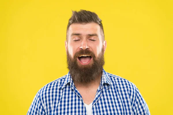 Ik ga om te niezen. Man bebaarde hipster met niezen gezicht gesloten ogen dicht op gele achtergrond. Brutale hipster niezen. Anti-concept. Allergie medicatie nemen. Kan niet stoppen met het niezen — Stockfoto