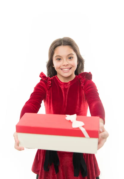 Αίσθημα τόσο ενθουσιασμένος. Μικρό χαριτωμένο κορίτσι έλαβε διακοπές δώρο. Καλύτερα παιχνίδια και τα δώρα Χριστουγέννων. Παιδί κοριτσάκι σε κομψό φόρεμα κρατήστε δώρο κουτί λευκό φόντο. Παιδί ενθουσιασμένος για αποσυμπίεση το δώρο — Φωτογραφία Αρχείου