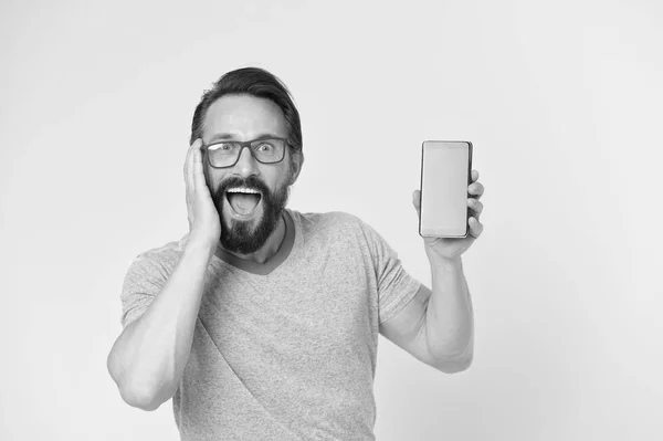 Fantastisk applikation. Guy glasögon överväldigad av nya smartphone-applikation. Man bearded nöjd användare eller utvecklare rekommenderar prova programmet smartphone. Man tar fördelar online-kommunikation — Stockfoto