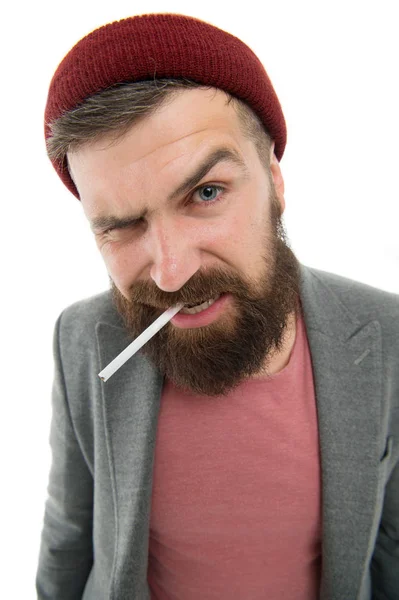 Hombre de moda con barba. brutal hipster caucásico con bigote. Cuidado de peluquero masculino. Hombre barbudo. Hipster maduro con barba. hombre serio fumando cigarrillo. mal hábito y adicción — Foto de Stock