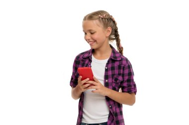 Onun marka telefonu gadget incelenmesi. Cep telefonu bağımlılığı. Telefon ekranına gülümseyen kız şirin küçük çocuk. Enterne dalga köpüğü ve sosyal ağlar. Cep telefonu ve internet bağımlılığı veya saplantı