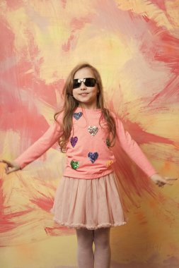 kız çocuk mutlu yüz ile gözlük.