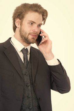 Ciddi sakallı bir menajer..