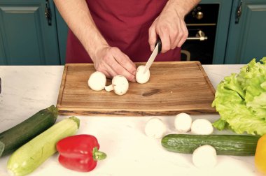 Eller champignon mantar seramik bıçak ile kesmek.