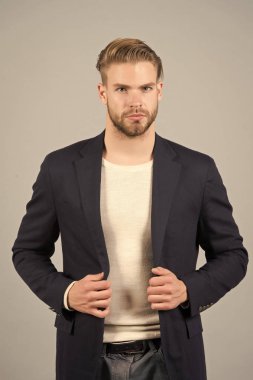 Adam sakallı yüzü, şık saç ile siyah ceket giymek
