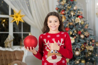 küçük kız çocuk xmas hediyesi seviyor. Noel. Çocuk tatil keyfini çıkarın. Yeni Yılınız Kutlu Olsun. Noel mutlu küçük kız. Xmas önce sabah. yukarı başparmak. Yeni yıl tatili. Noel satış