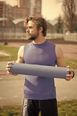 kas vücut, sakal yoga ya da fitness mat tutan adamla