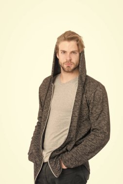 Sakal ve şık saç adam.