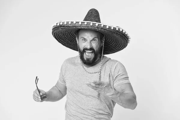 Hot tempered people. Man shouting face in sombrero hat yellow background. Guy with beard looks annoyed or angry in sombrero. Traditional rules of behaviour and manners. Man annoyed behaviour shout — Stock Photo, Image