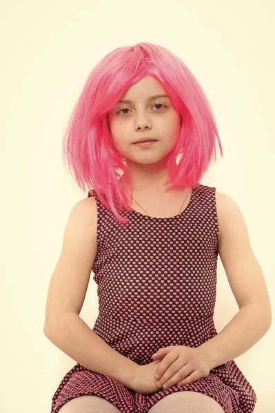 Menina em peruca cabelo rosa isolado no branco — Fotografia de Stock