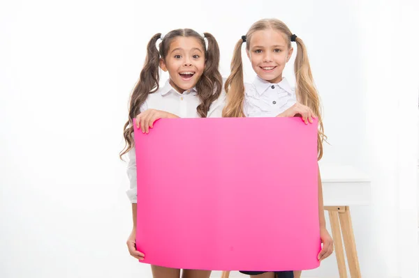 Schulmädchen Halten Werbeplakate Hoch Kinder Halten Werbebanner Die Höhe Glückliche — Stockfoto