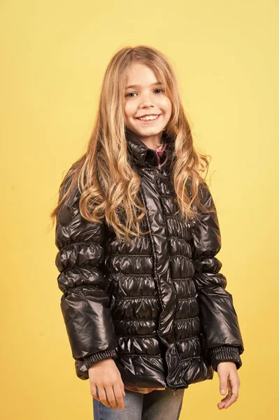 Menina de casaco preto no fundo laranja — Fotografia de Stock