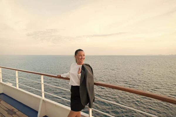 Zakenvrouw of gelukkig schattig meisje op schip — Stockfoto