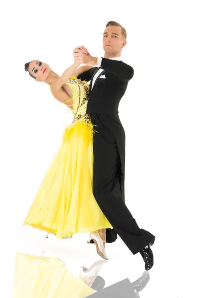 Bailarines de salón. pareja de baile de salón en una pose de baile aislada sobre fondo blanco. Bailarines profesionales sensuales de salón bailando walz, tango, slow fox y quickstep. Sólo baila — Foto de Stock