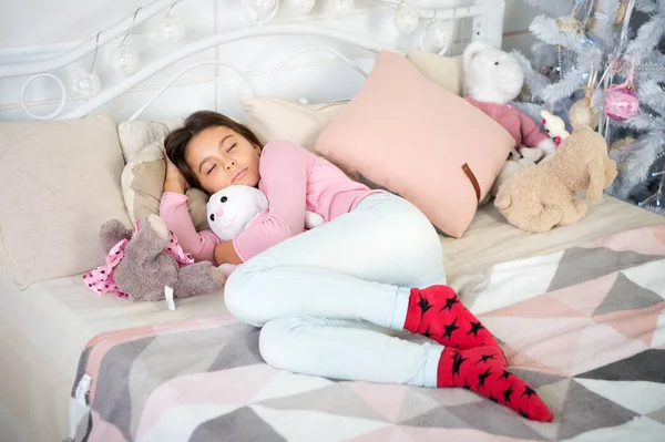 The morning before Xmas. Sleep. waiting for santa. Winter. small girl sleeping at home. christmas family holiday. happy new year. Christmas shopping. little child girl with xmas present — Stock Photo, Image