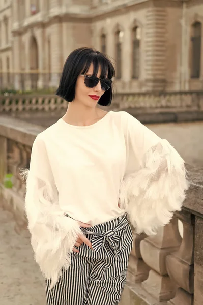 Model in modischer Kleidung auf der Straße von Paris, Frankreich — Stockfoto