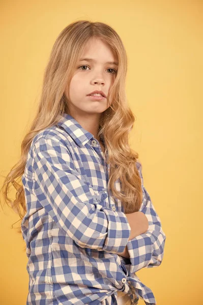 Menina com cabelos longos loiros em pose camisa xadrez azul — Fotografia de Stock