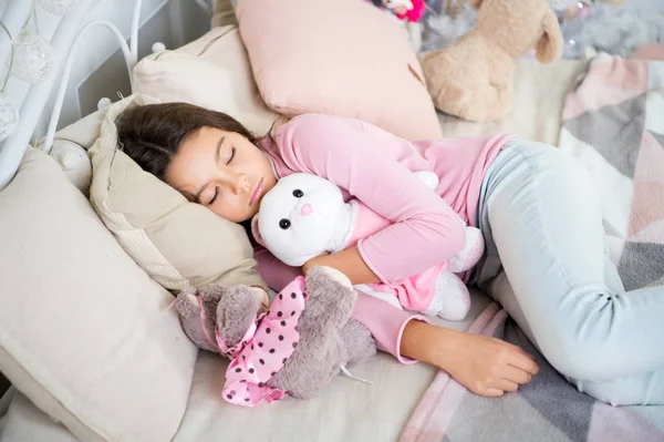 Little child girl with xmas present. happy new year. Christmas shopping. waiting for santa. Winter. small girl sleeping at home. christmas family holiday. morning before Xmas. Sleep. its christmas — Stock Photo, Image