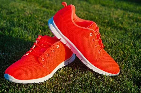 Sapatos de esportes tênis na grama verde fresca — Fotografia de Stock