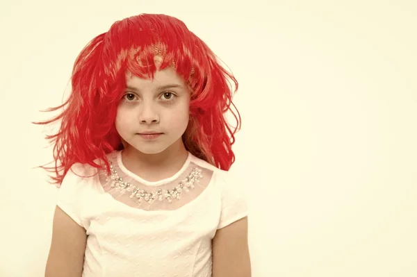 Chica en peluca de pelo rojo aislado en blanco — Foto de Stock