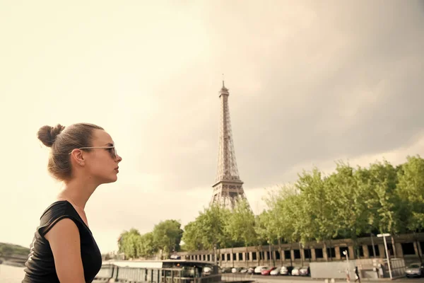 Menina olhando para a torre eiffel em Paris, França — Fotografia de Stock