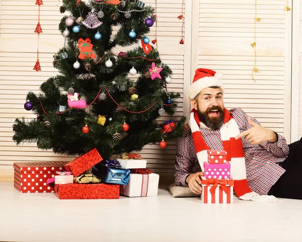 Mann mit Bart zeigt derzeit Boxen. Feier und Geschenke — Stockfoto