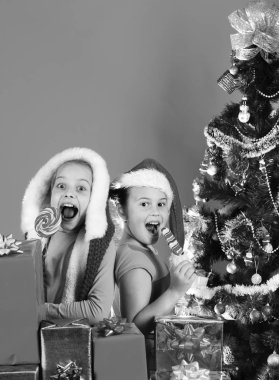 Çocukluk ve mutluluk kavramı. Noel Baba şapkalı çocuklar