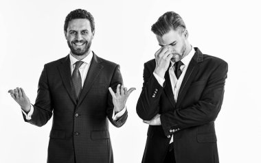 Yüz enerjik mutsuz ortak yakınındaki gülümseyen adam.