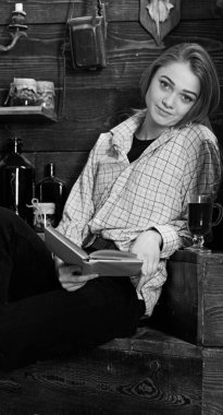 Çalışma kavramı. Ahşap vintage iç kitap ile gündelik kıyafeti kız oturuyor. Bayan kareli giysiler içinde sakin yüzünde sevimli ve rahat görünüyor. Kız öğrenci çalışma kitabı içinde hakem ev ile