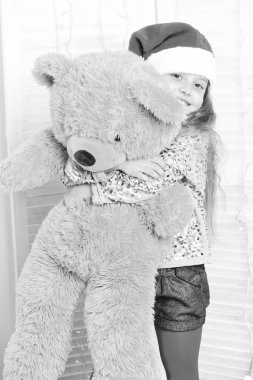 Neşeli yüzü olan kız pencere arkasında poz veriyor