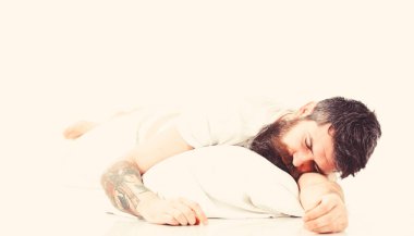 Hipster uykuda, sakal fall ile de uyuyor. Adam rahatlatıcı, dinlenme, nap, yastık üzerinde uykulu yüz yalan adam yatmak. Sakal ve bıyık derin uyku, beyaz arka planda olan adam. Derin uyku kavramı. .