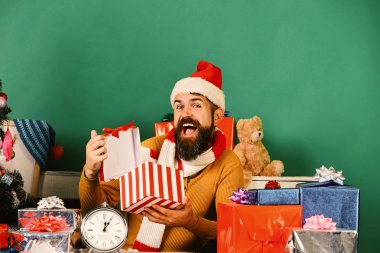 Noel Baba hediye kutusunu tutuyor. Noel Baba hediyeleri açar.