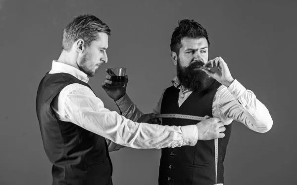 İstemci sakal ve katı yüz duman puro ve içki ile — Stok fotoğraf