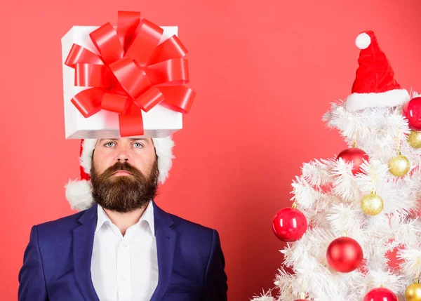 Dárkové služby. Hlavu utlačovaným s myšlenkami co dar. Muž vousatý formální oblek nosit krabičky na hlavu. Vánoční současné koncepce. Přemýšlím o dárky. Vymyslet vhodný dárek — Stock fotografie