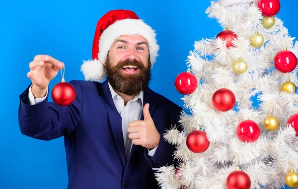 Obchodník nabízí připojíte vánoční přípravy. Speciální vánoční nabídka. Muž vousatý bokovky opotřebení formální oblek a klobouk santa. Koncept podnikání a Vánoce. Santa držet vánoční koule dekorace — Stock fotografie
