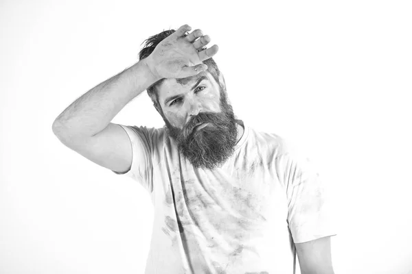 Homme avec barbe en chemise sale poussiéreuse semble épuisé . — Photo