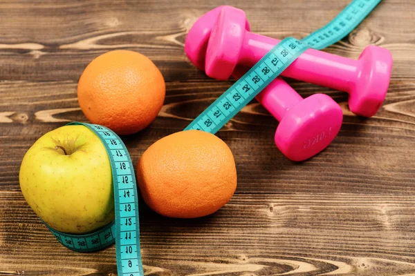苹果，橙卷尺、 饮食概念的重量哑铃 — 图库照片