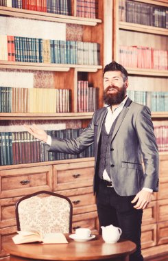 neşeli adam ayakta kameraya bakıp boo gösterir