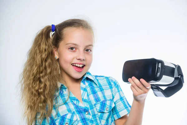 Digitale toekomst en innovatie. Kindje in Vr headset. Meisje dragen VR bril. Klein kind draadloze Vr-bril dragen. Gelukkig kind maken gebruik van moderne technologie. Testen van nieuwe technologieën — Stockfoto