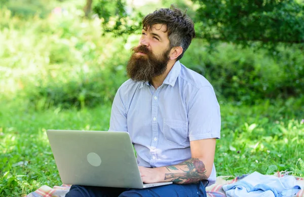 Blogger için sosyal ağ içerik oluşturun. Blogger doğa tarafından ilham kaynağı olma. Dizüstü doğa arka plan ile sakallı adam. Yazar ya da blogger sosyal ağ için yazı yazmak. İlham bloglama için — Stok fotoğraf